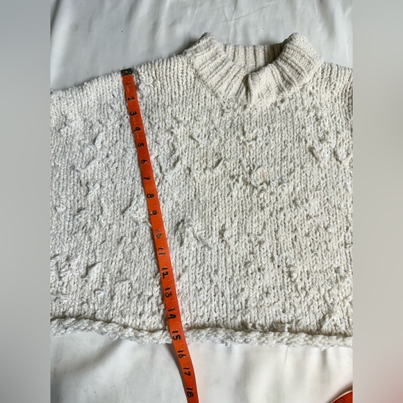 URBAN OUTFITTERS Ivory MILO Chenille distressed crop Sweater size M/L - Picture 14 of 14